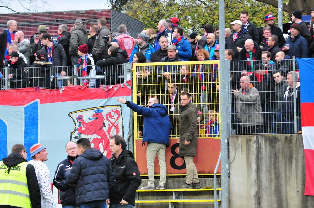  Erhöhter Gesprächsbedarf: Am Zaun der kaufmännische Leiter Nico Weinhart und Sportdirektor Manuel Bölstler, vorne der "Capo" (2.v.li.), der WSV-Fanbetreuer Christian Weiß (Mitte) und Verwaltungsrat Thorsten Dohrs (2.v.re.) mit den Gastgebern. 