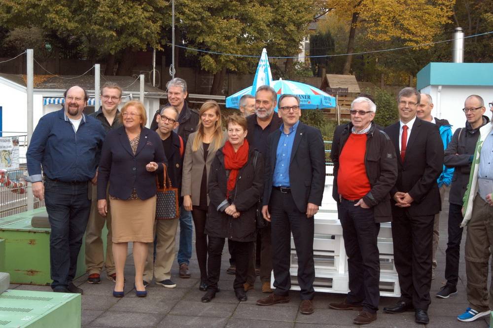  So wie Oberbürgermeister Andreas Mucke und Bezirksbürgermeisterin Gaby Ebert (7. u. 10. v.l) zeigten sich alle Anwesenden beim Herbsttreffen im Freibad Mirke beeindruckt von dem, was „Pro Mirke“-Vorsitzender Heiner Mokroß (3.v.l) zeigen und berichten konnte.  