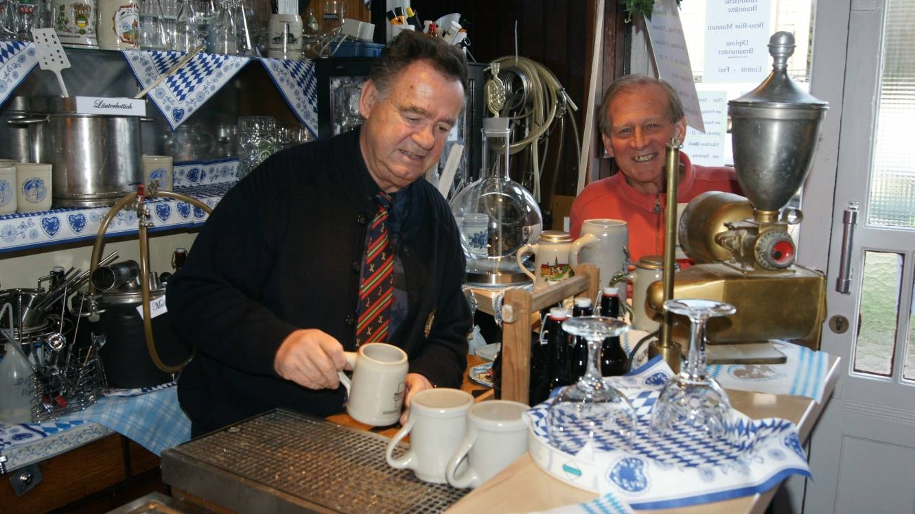  Mit seinem Braumuseum in einer Ex-Gaststätte hat sich der Unterbarmer Udo Kirschbaum (links) einen Lebenstraum erfüllt. 
