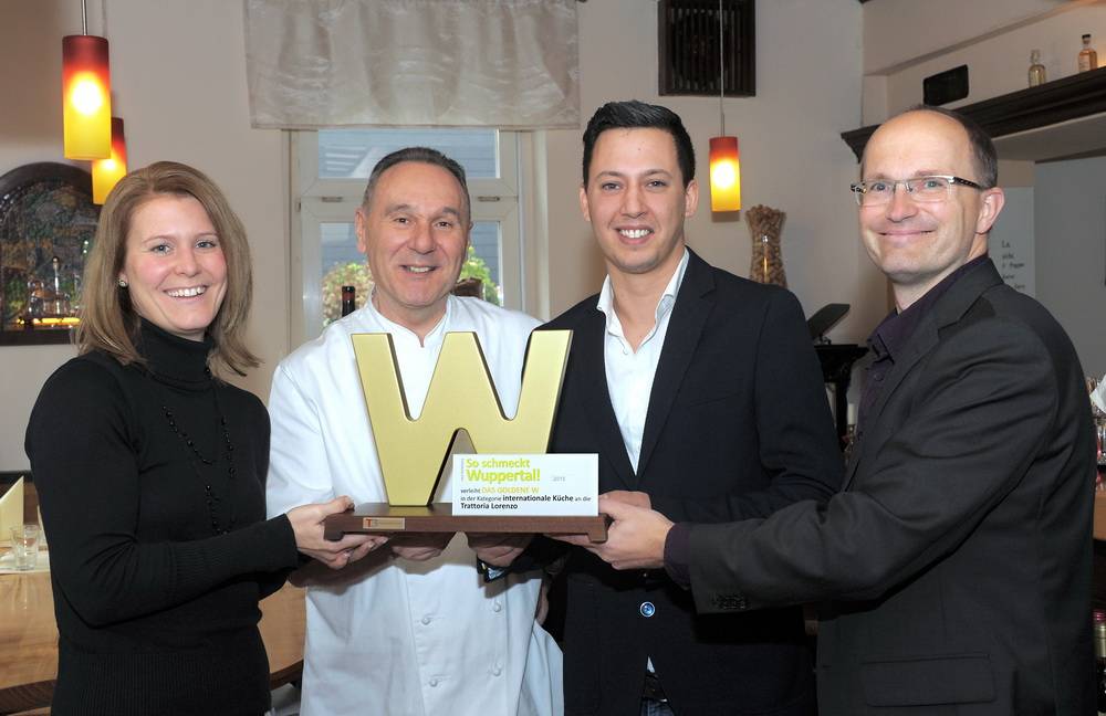  „So schmeckt Wuppertal!“-Medienberaterin Stefanie Pöller und Rundschau-Geschäftsführer Lutz Rensch (re.) gratulierten Paolo Lorenzo (2.v.l.) und Nunzio Botta von der „Trattoria Lorenzo“ zum „Goldenen W“ in der Kategorie „Internationale Küche“. 