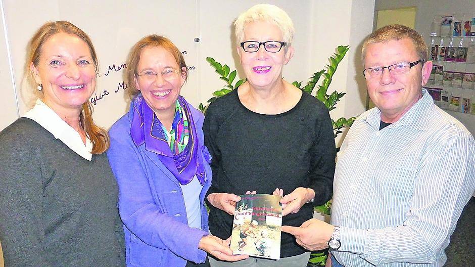  Geschichte bewahren (von links): SkF-Geschäftsführerin Simone Jostok beschaffte Geld für die Herausgabe des Buches über den Klingholzberg. Sabine Münch ist seit 22 Jahren der „gute Geist“. Christiane Gibiec schrieb Gehörtes auf. Manfred Voss ist noch lebender Zeitzeuge. 