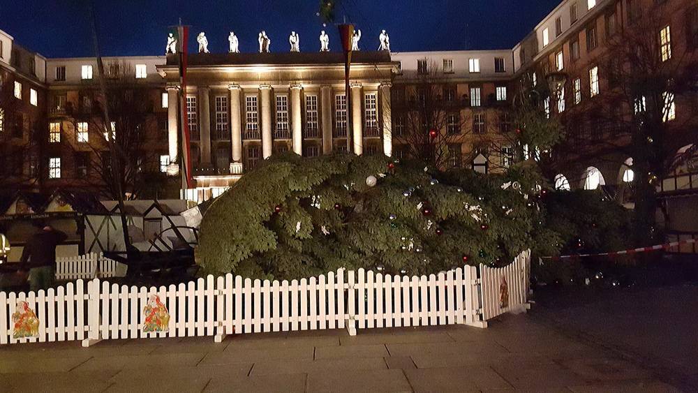 Sturm "Heini" wirft Weihnachtsbaum um