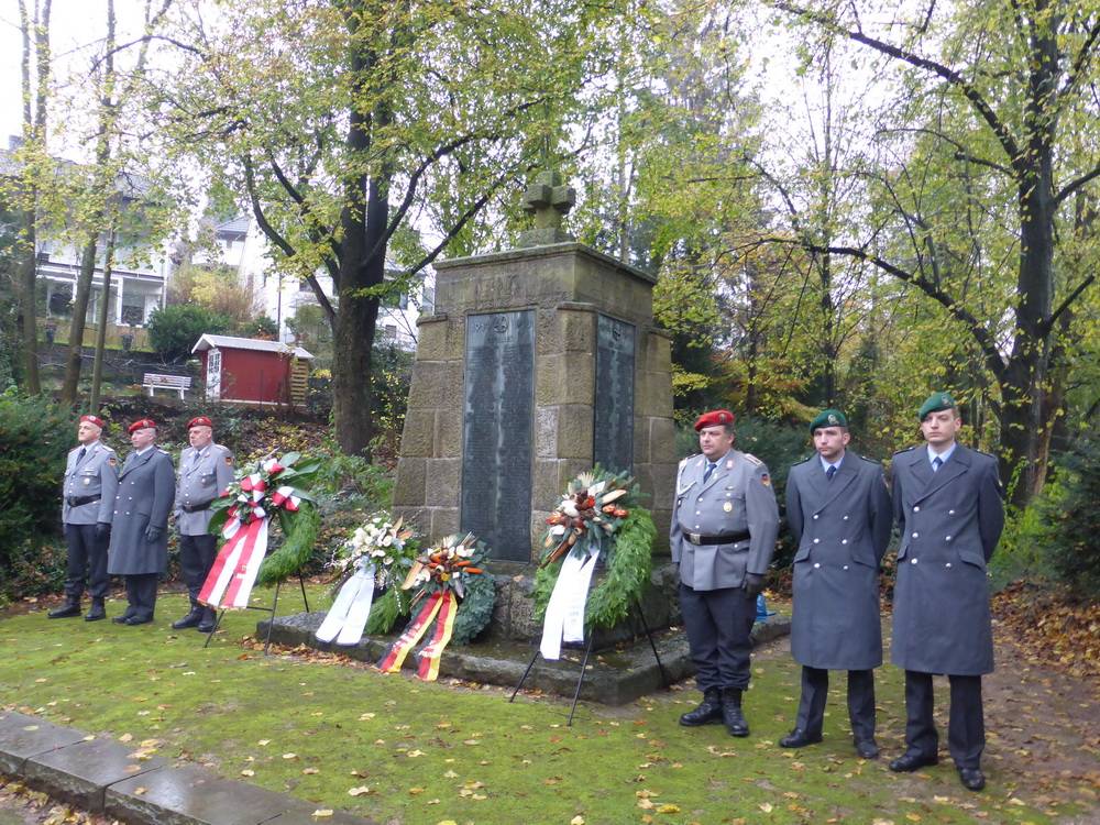  Die Zeremonie im Stadtgarten. 