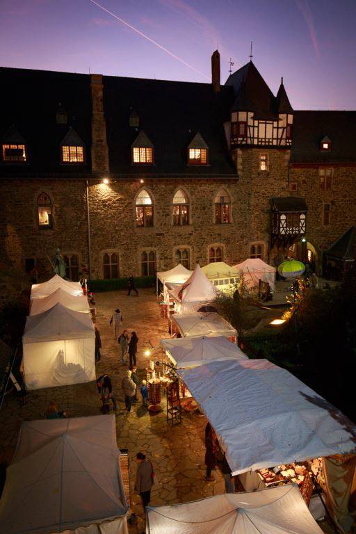 Schloss Burg lädt zum Adventsbasar