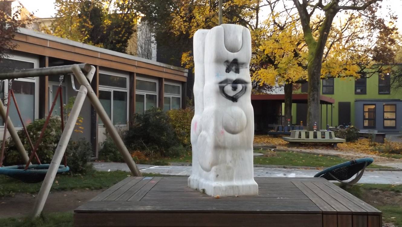 Hiby-Skulptur beschmiert