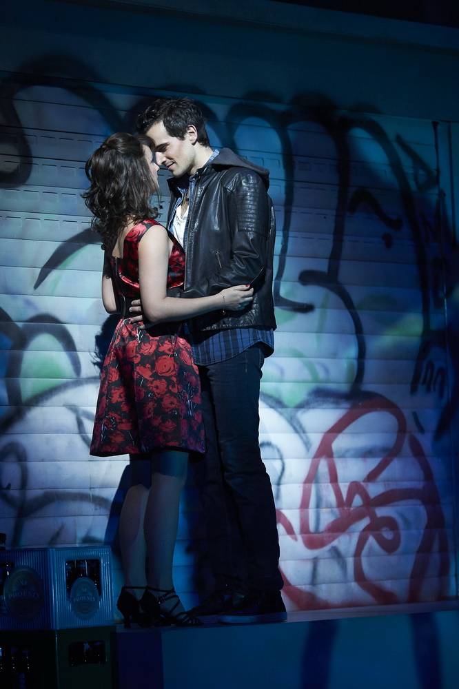  Sie dürfen sich nicht lieben, weil sie in Parallelgesellschaften leben müssen: Maria (Martina Lechner) und Tony (Gero Wendorff). 