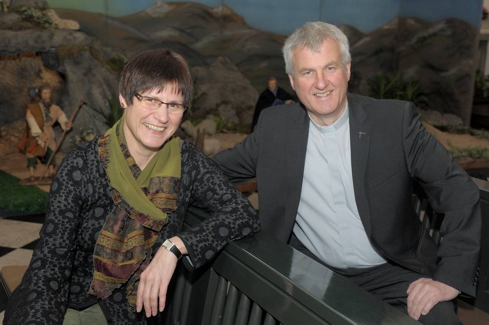  Superintendentin Ilka Federschmidt und Stadtdechant Bruno Kurth trafen sich vor der Krippe in der Laurentiuskirche. 