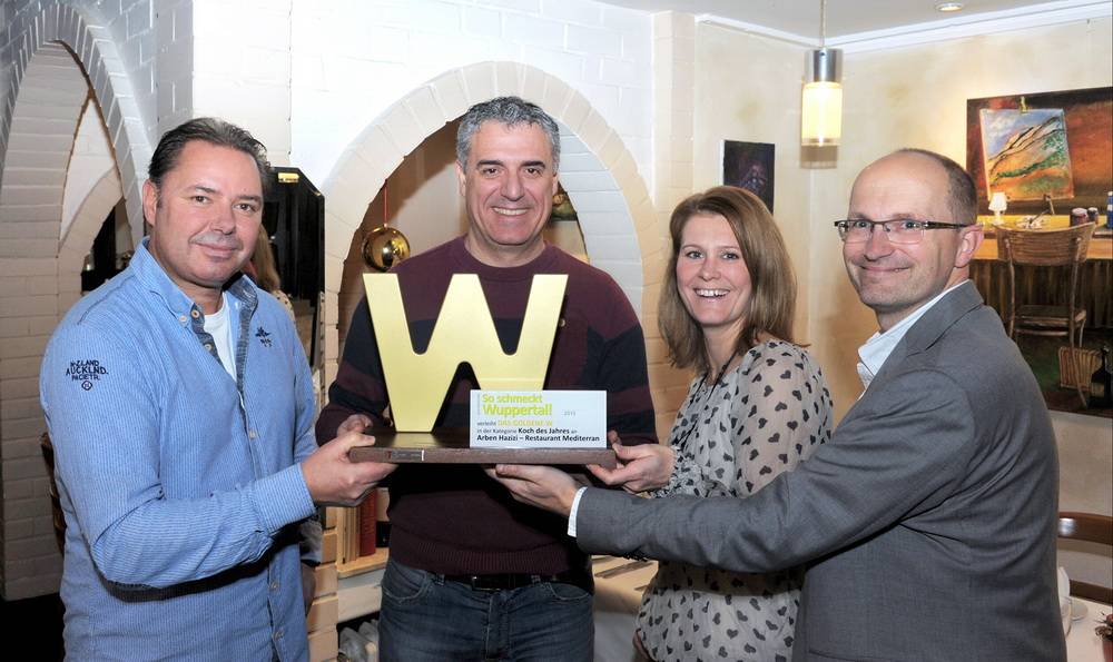  „So schmeckt Wuppertal!“-Redakteur Roderich Trapp (l.), Medienberaterin Stefanie Pöller und Rundschau-Geschäftsführer Lutz Rensch (r.) gratulieren Arben Hazizi zum „Goldenen W“ für den Koch des Jahres. 