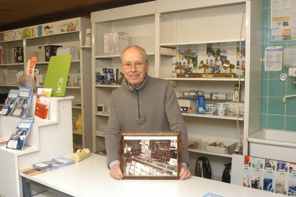   Als Lehrling angefangen (das gerahmte, alte Bild zeigt es), übernahm Karl-Heinz Mühlhoff 1978 das Haushaltswarengeschäft „Bischoff und Zimmermann“ in der Friedrich-Ebert-Straße 85. Jetzt, nach insgesamt 64 Jahren, verabschiedet er sich in den Ruhestand. 