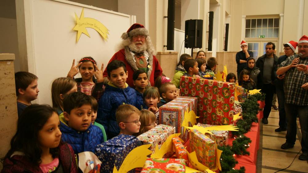 42 glückliche Kindergesichter