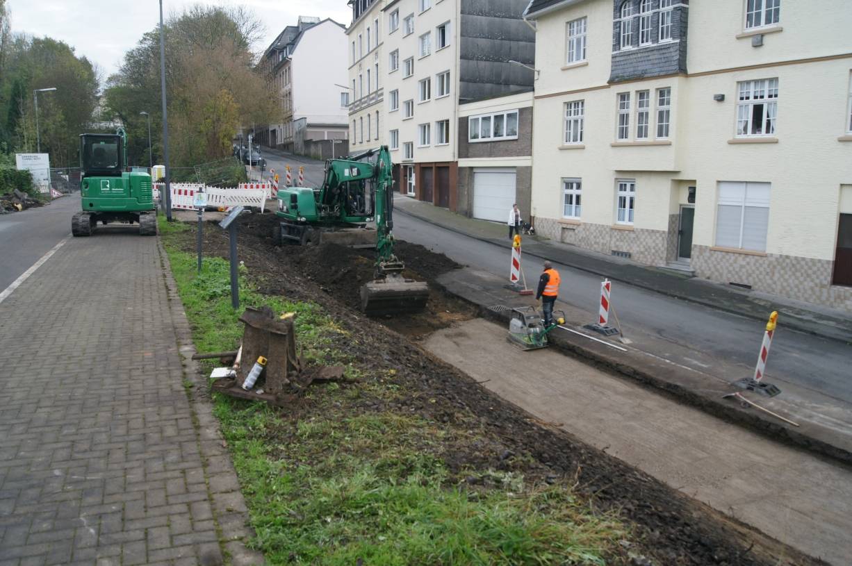  Kurz vor dem Trassenzugang an der Buchenstraße wird gerade der Bürgersteig breiter gemacht, um die Gesamtsituation attraktiver und sicherer zu gestalten. 