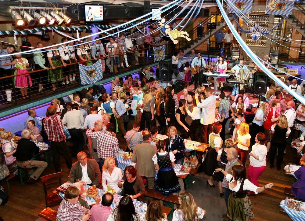  O'zapft is im Wuppertaler Brauhaus. 