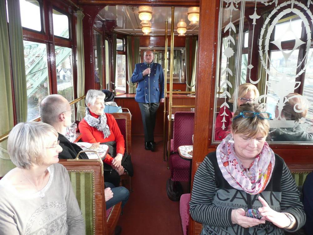  Blick in den Kaiserwagen der Schwebebahn. 