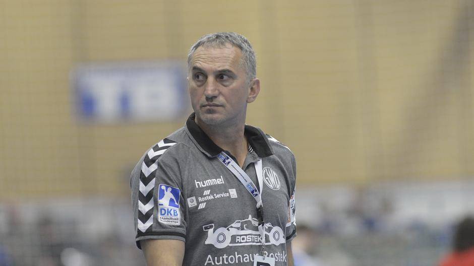 Blick zurück im Zorn: GWD-Trainer Goran Perkovac war sauer über den Auftritt seines...
