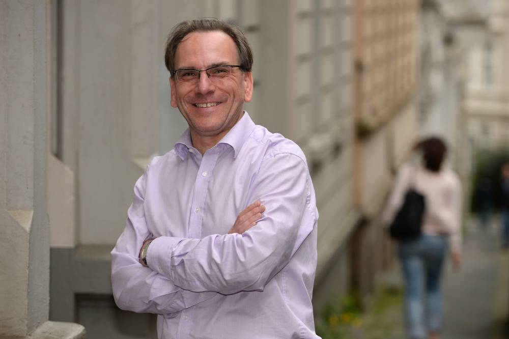 OB als Videostar im Feinripp-Hemd