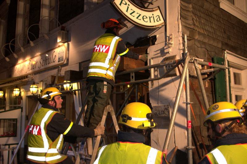  Die THW-Mitarbeiter stellten die Statik wieder her. 