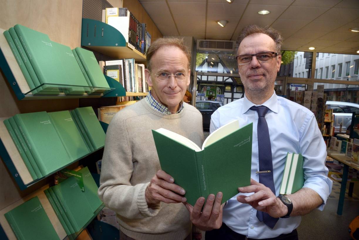  Buchhändler Michael Kozinowski (rechts) ist Herausgeber des „Wuppertaler Kanon der Literatur“. Hier im Bild mit einem der Autoren: Dr. Emil Neusel hat über Hemingways „Der alte Mann und das Meer“ geschrieben. 