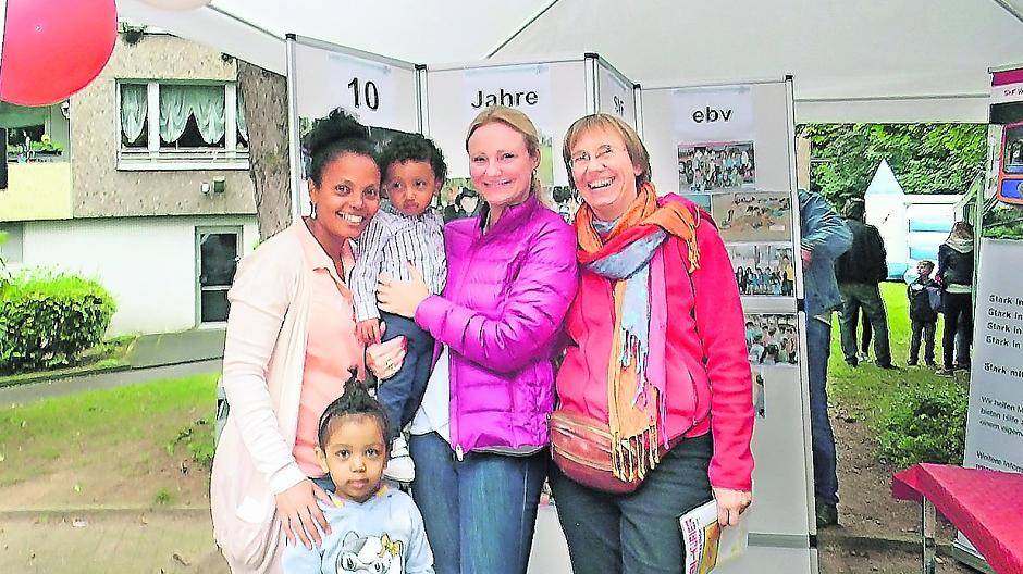  Sabine Münch (re.) und Jeanette Remberg-Trump (2.v.r.) freuen sich über funktionierende Nachbarschaft an der Köttershöhe. 