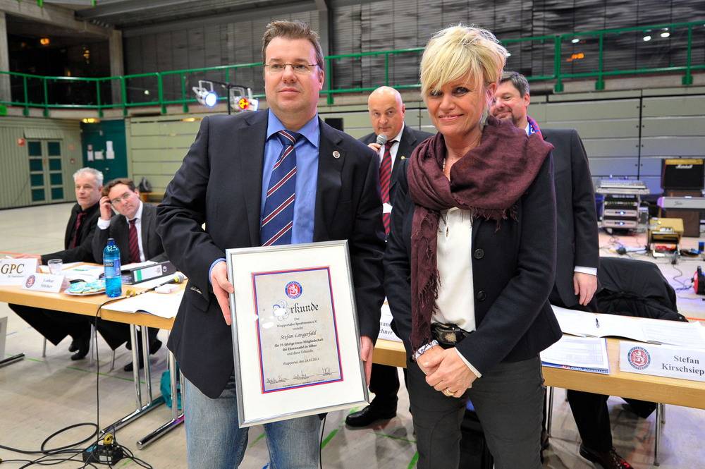  Barbara Neusel-Munkenbeck auf der Jahreshauptversammlung 2014 zusammen mit dem Fußball-Kreisvorsitzenden Stefan Langerfeld. 