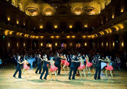  Das Tantbein darf wieder geschwungen werden. 