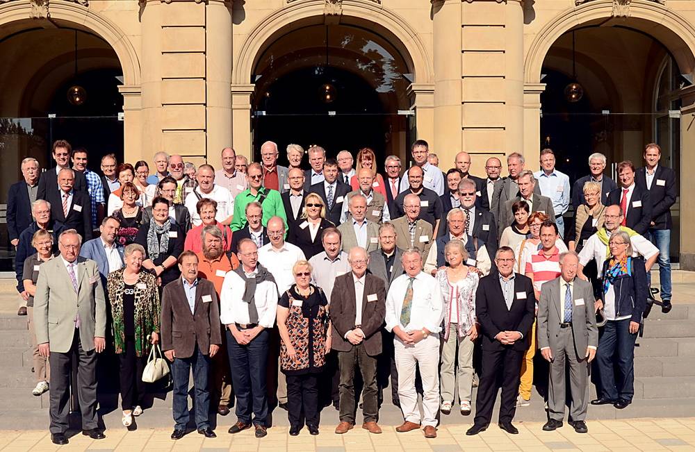  Gruppenbild mit Delegierten und Referenten vor der Historischen Stadthalle Wuppertal. 