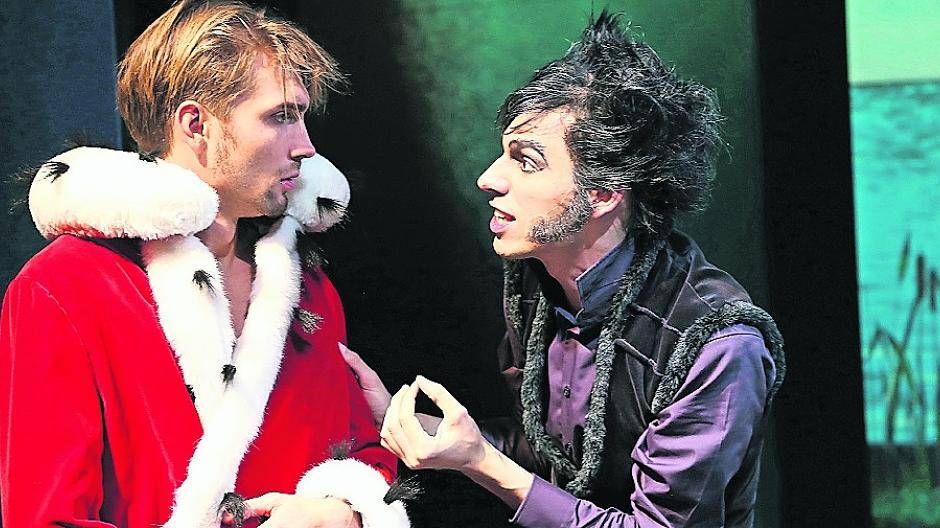  Noch fällt es dem Müllersburschen (Simon Mantei) schwer, sich als Graf auszugeben, aber der gewiefte Kater (Johannes Frick) überzeugt ihn. 