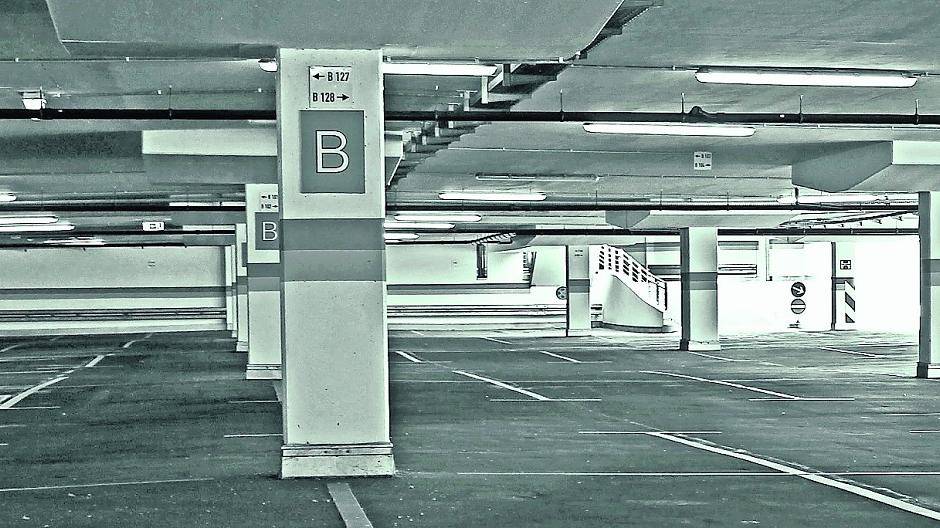 Tanz-Performance im tristen Gemäuer