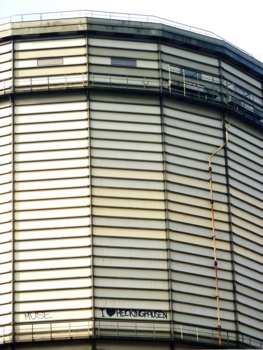  Was soll aus dem Heckinghauser Gaskessel werden? Als Fläche für weithin sichtbare (Stadtteil-)Liebeserklärungen jedenfalls ist er gut geeignet... 