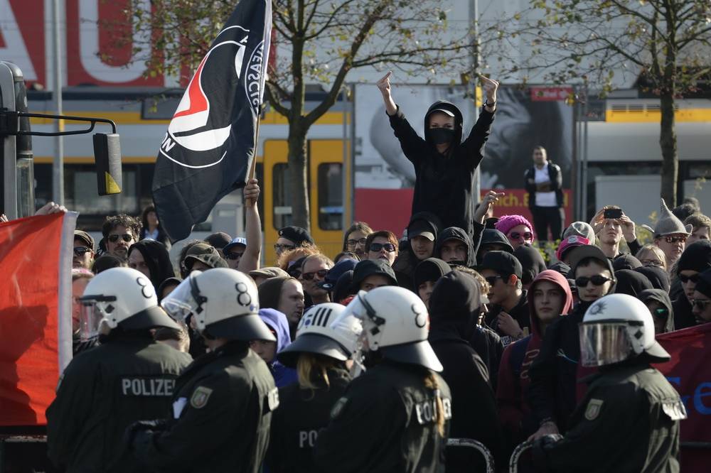  Bei der Kundgebung am 18. Oktober 2014 in Oberbarmen waren die Gegendemonstranten deutlich in der Mehrzahl. 