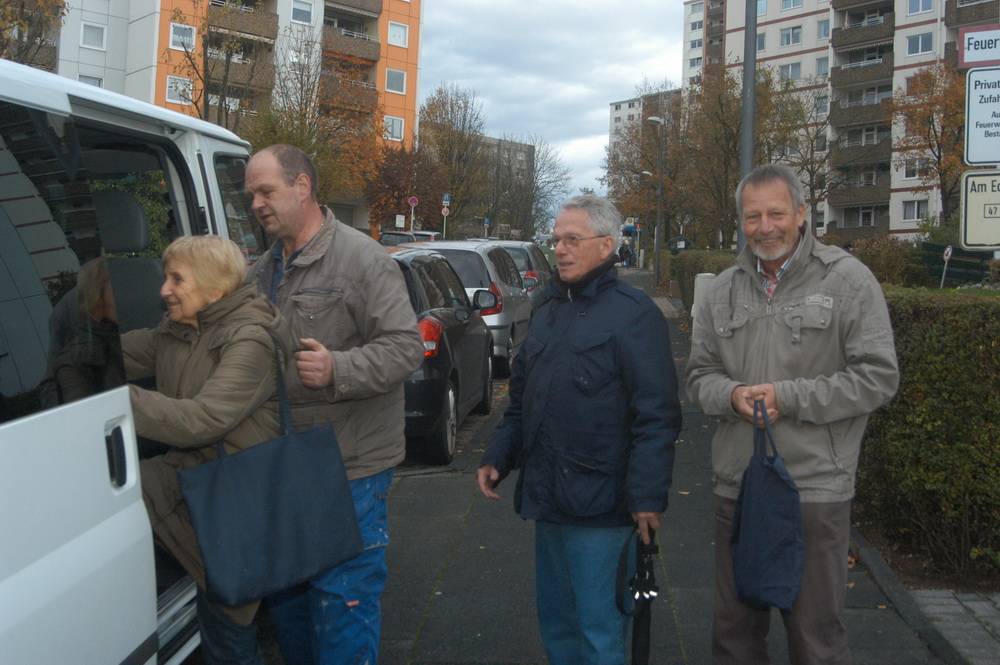  Dass der Fahrer — wie hier Victor Best — beim Einsteigen behilflich ist, gehört zum Service der neuen Einkaufs-Shuttles am Eckbusch, die jetzt in der Testphase sind. Winfried Kraft (re.) vom Bürgerverein beobachtet die Resonanz und ist für Verbesserungen offen. 