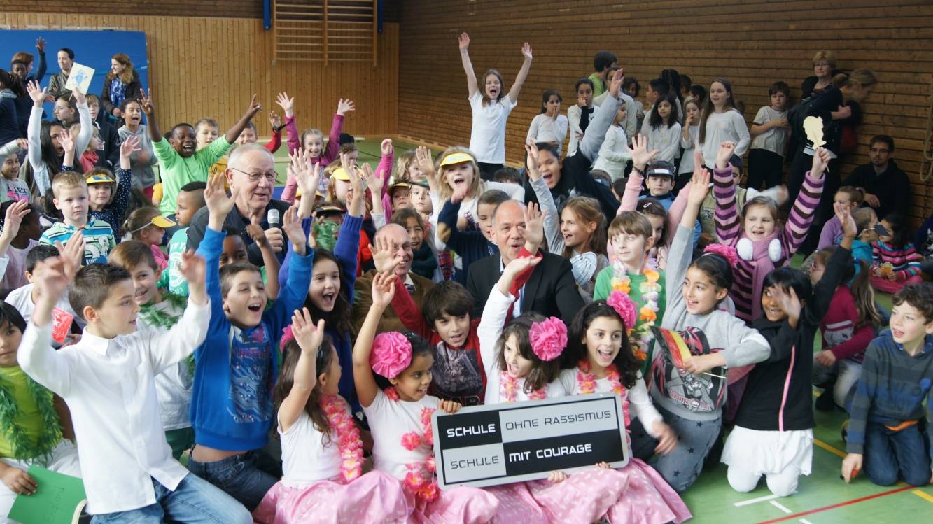  Auszeichung: Armin Maiwald (links mit Mikrophon). 