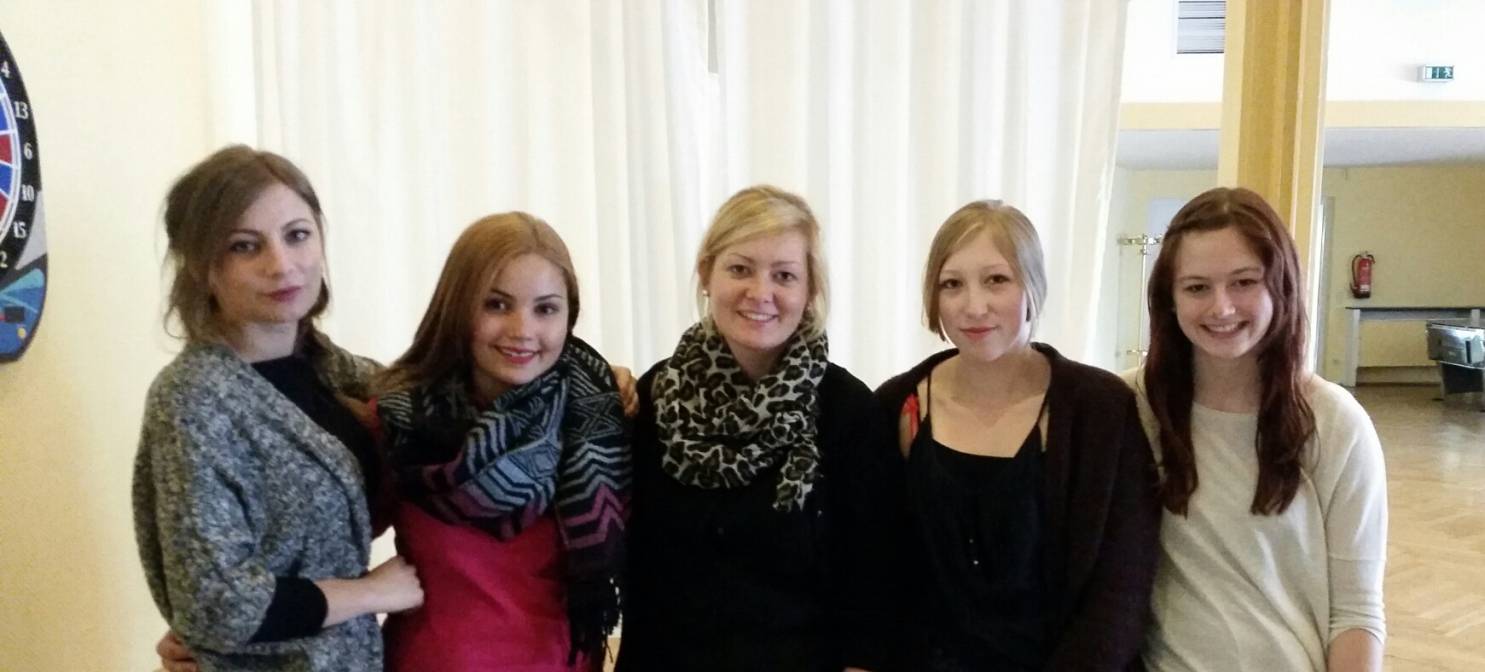  Alina, Janice, Vivienne, Marie und Annabel sind Besucherinnen und Mitarbeiterinnen der Offenen Tür. 