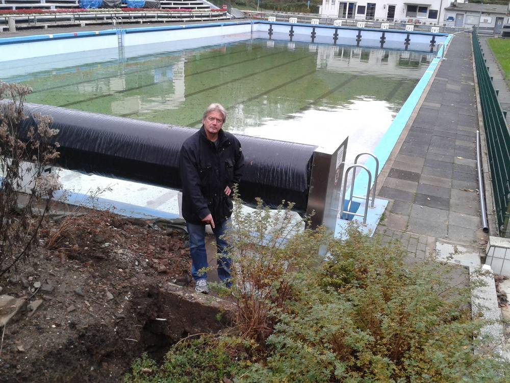  Peter Nocke am Loch des Schachtes, in dem die Hauptzuleitung der Wasseraufbereitung zum Schwimmbecken gebrochen war. 