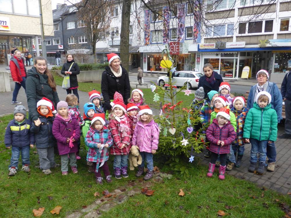  Die Ronsdorfer Kindereinrichtungen (hier: "Spatz") folgten der Einladung der IG "Wir in Ronsdorf" und schmückten Tannenbäume mit aus Joghurtbechern, Kaffeekapseln, Schleifen und Papier selbst Gebasteltem. 