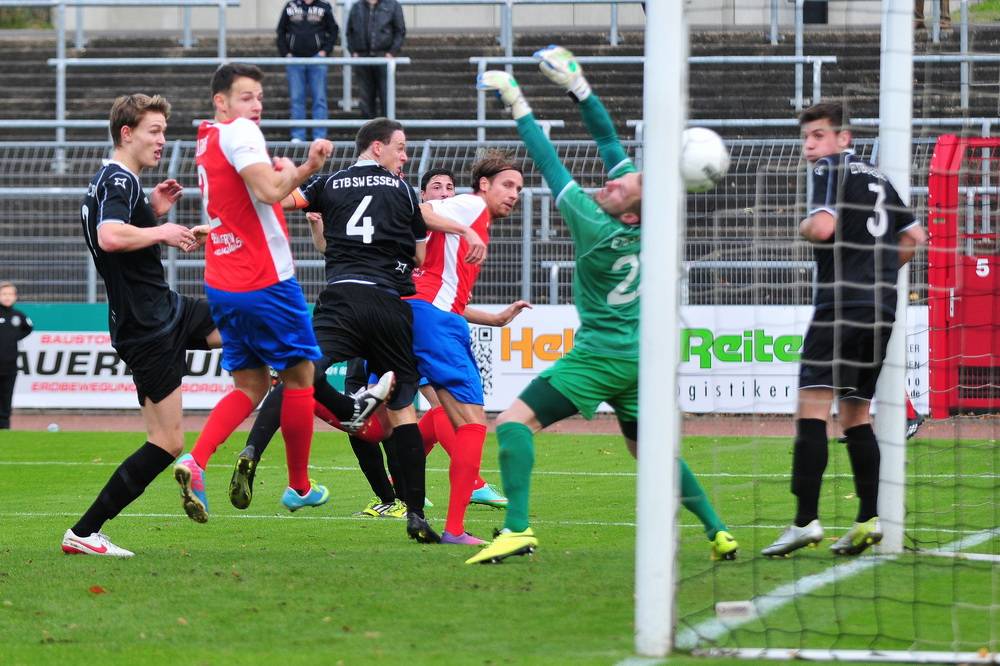 Die Entscheidung: Alexander Thamm 4.v.li.) köpft