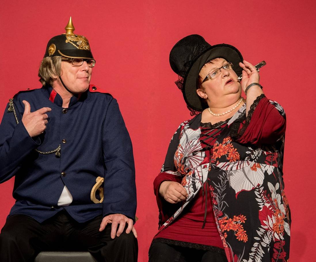  Oberwachtmeister Dimpfelmoser (Frank Passmann) mit der Witwe Schlotterbeck (Karin Schwarz). 