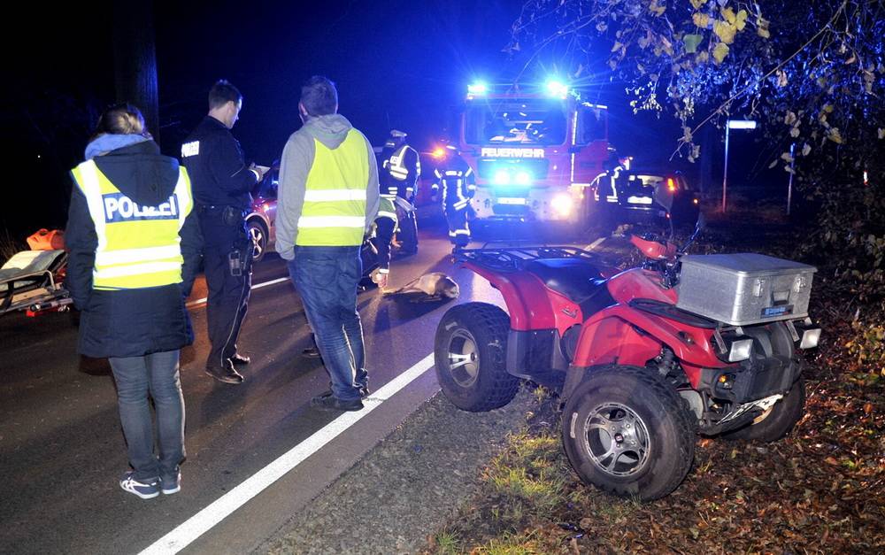  Polizei und Feuerwehr sperrten den Unfallort ab. 