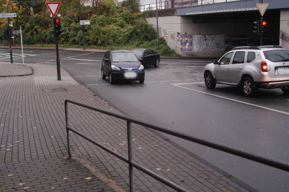  Nach wie vor biegen ständig viele Fahrzeuge — unwissend oder verbotswidrig — in die Mauerstraße ab, wie Markus Fritsche (oben) beobachtet hat. 