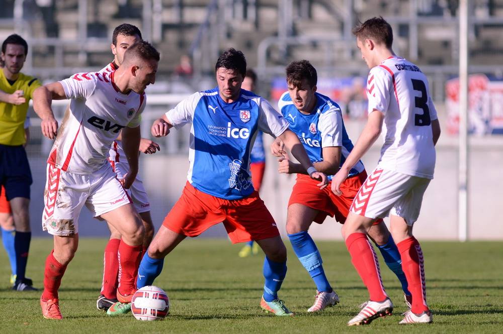  Danijel Gataric (2.v.li.) und Marvin Ellmann (3.v.li.) in Aktion. 