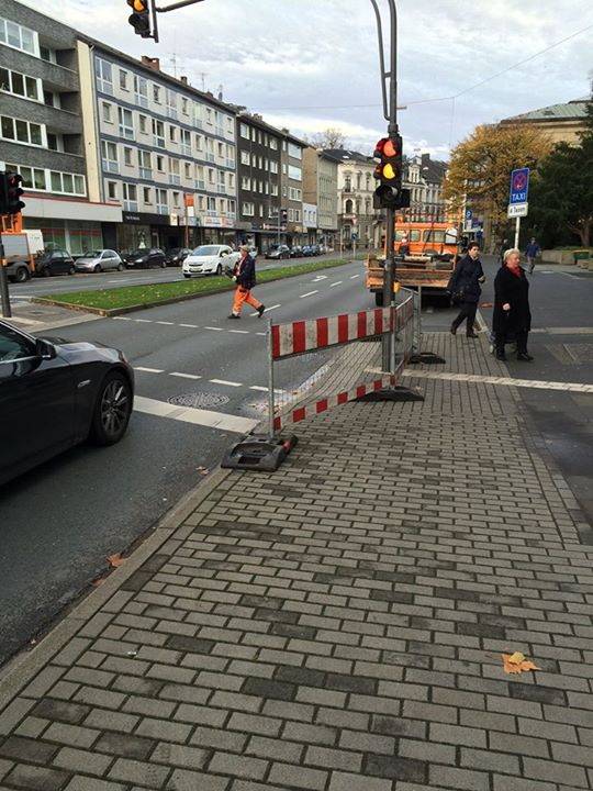  Gesperrt für Fußgänger: Diese nach einer Idee der IHK von OB Jung umgesetzte Maßnahme am Robert-Daum-Platz hielt nur wenige Stunden der Wuppertaler Wirklichkeit stand. 