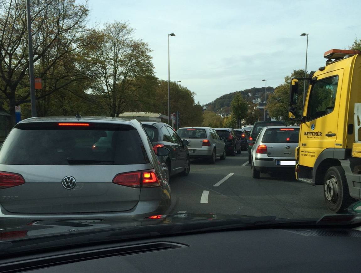  Stau auf der Talachse. 