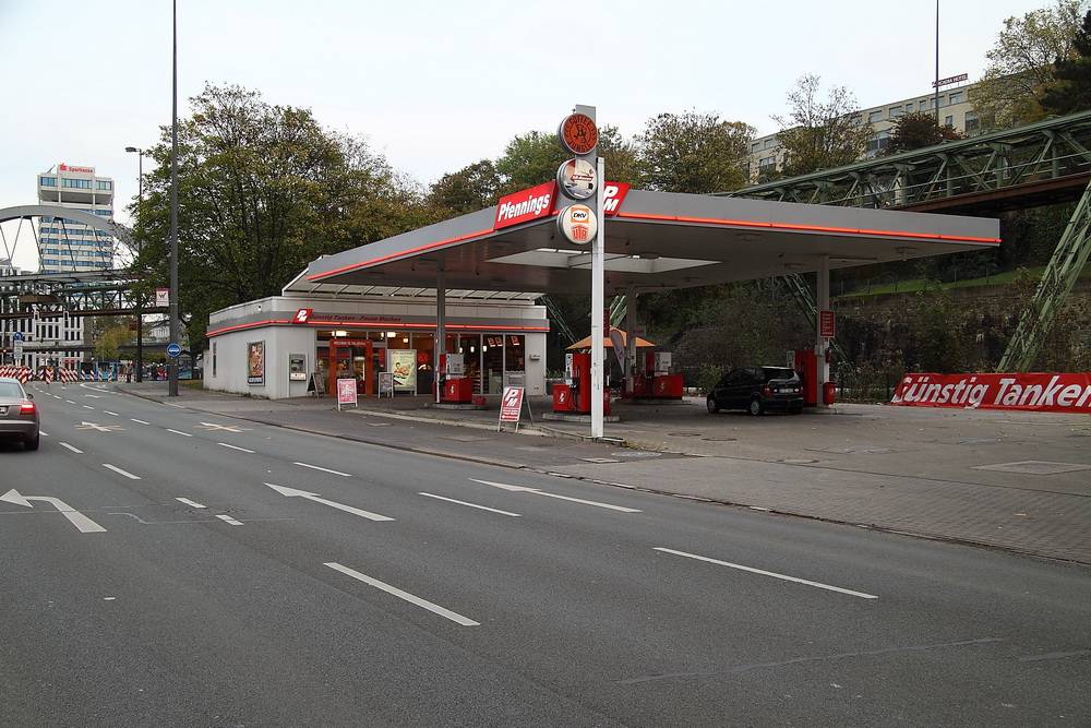  Die Betreiber dieser Tankstelle an der Bundesalle haben der Stadt gegenüber Umsatzeinbußen geltend gemacht. Das teilt das Büro des Oberbürgermeisters mit. Als Reaktion wurde von der Verwaltung gratis ein Hinweisschild installiert. 