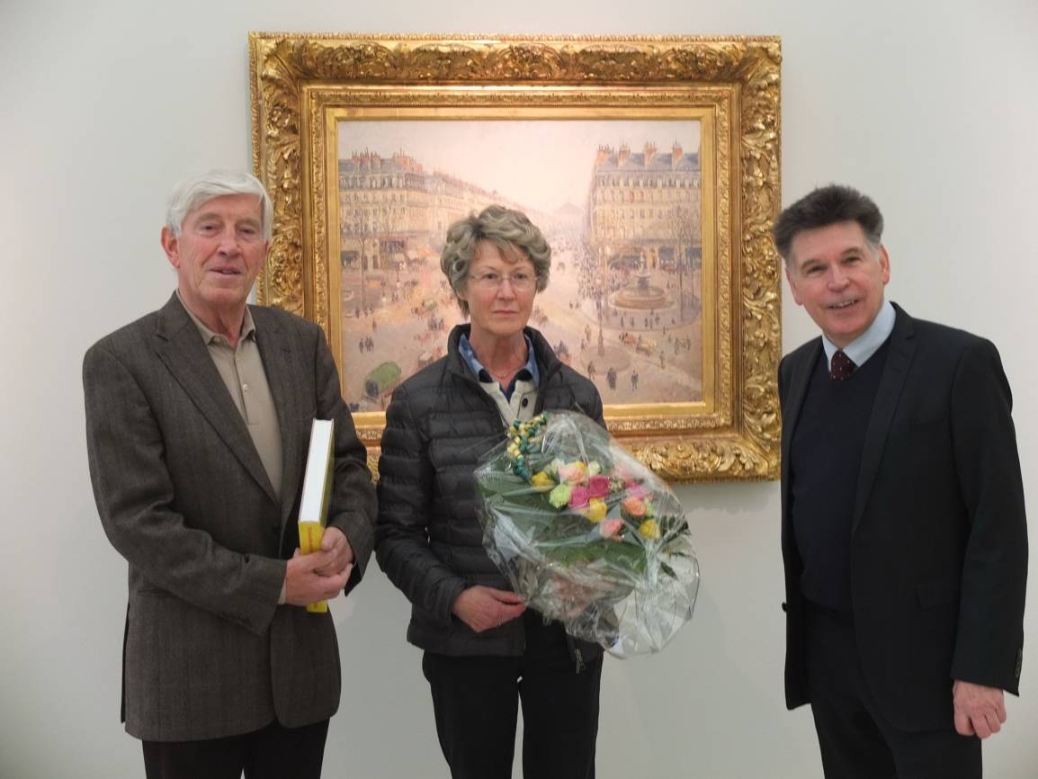  Heide und Kurt Schlabach aus Remscheid wurden von Museumsdirektor Dr. Gerhard Finckh (re.) als 20.000 Besucher der Pissarro-Ausstellung begrüßt 
