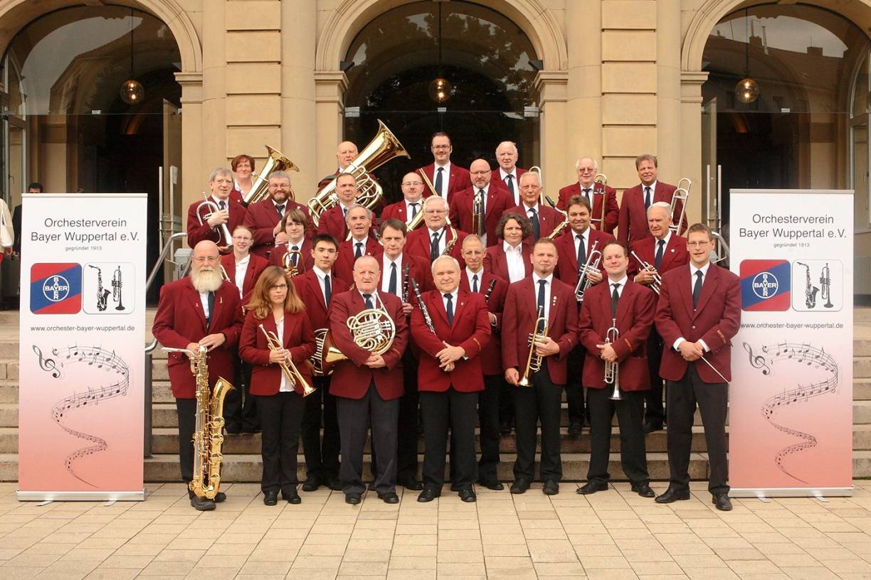  Der Bayer-Posaunenchor vor der Stadthalle. 
