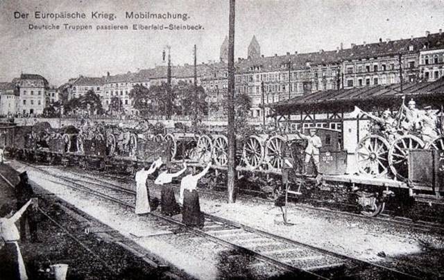  Diese zeitgenössische Postkarte von der Kriegsmobilmachung 1914 zeigt einen Zug, der durch den Bahnhof Steinbeck fährt.  