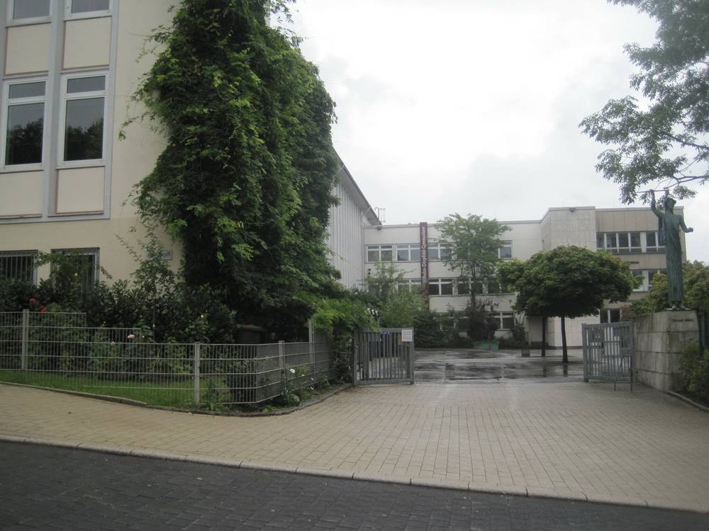 Das Dörpfeld-Gymnasium am Johannisberg. 