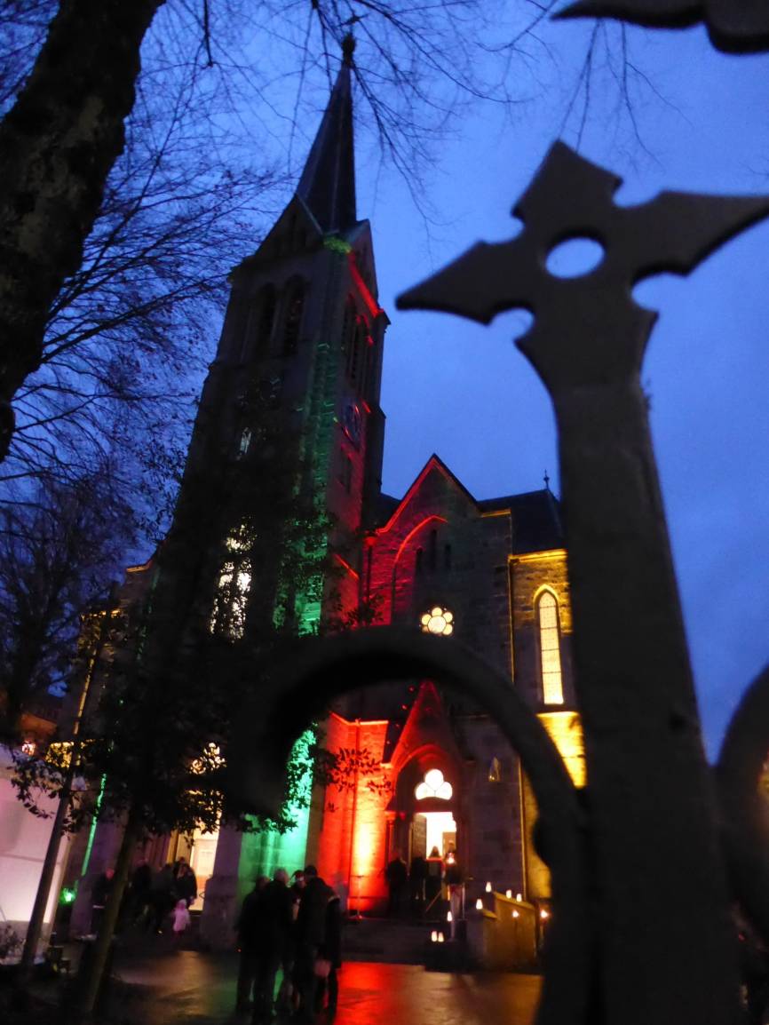  Die Immanuelskirche - ein adventlich-weihnachtlicher Anziehungspunkt weit über Oberbarmen hinaus.  