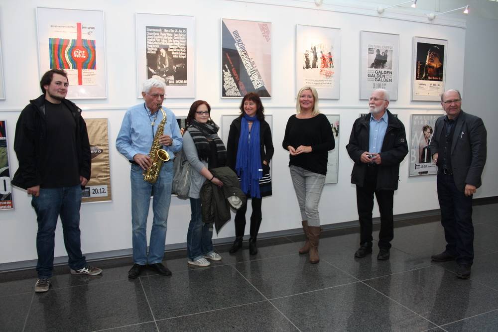  Das Team um Petra Lückerath vor den 14 Veranstaltungsplakaten aus den vergangenen 40 Jahren. 