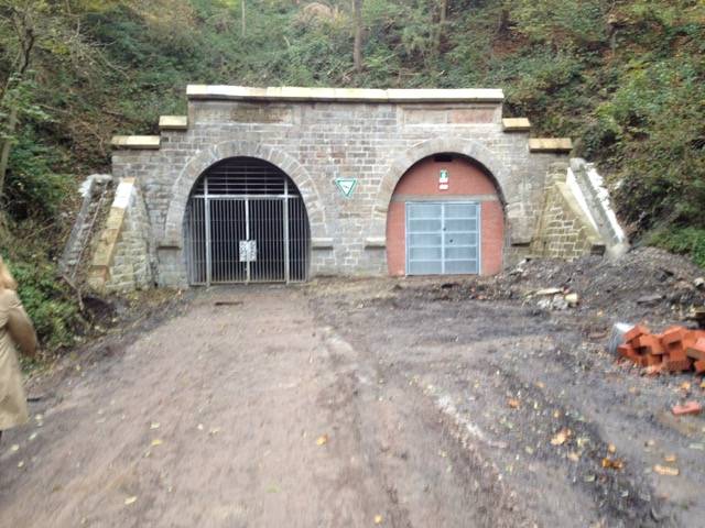  Der 722 Meter lange Tunnel Schee stellt die wichtigste Verbindung in Richtung Sprockhövel und Hattingen mit Anschluss an den Ruhradweg dar. Er ist allerdings auch ein bedeutender Fledermaus-Lebensraum. 