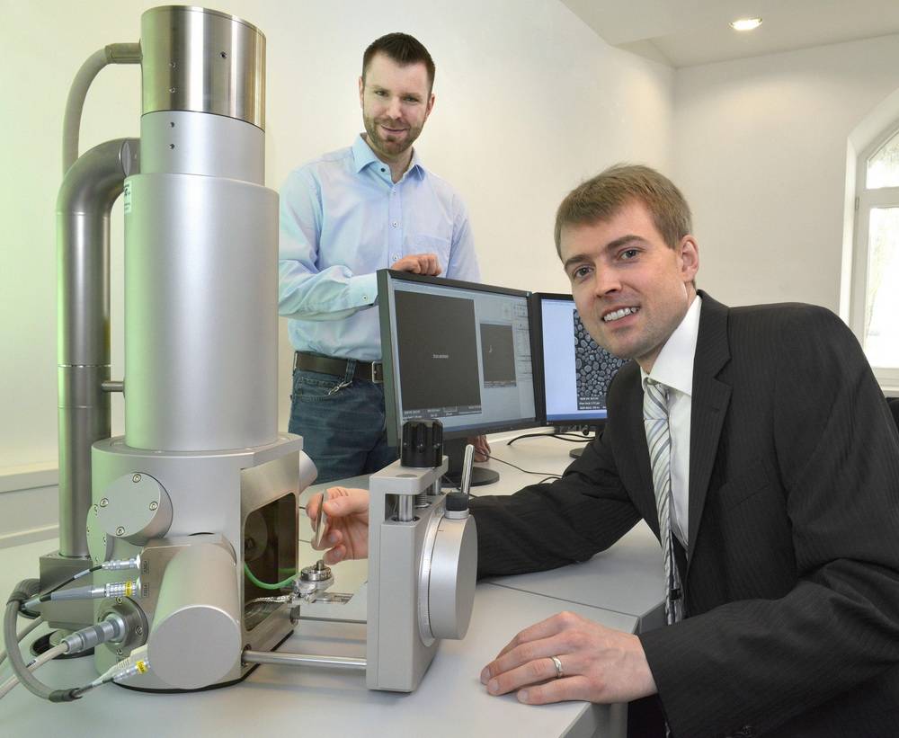  Prof. Dr.-Ing. Sebastian Weber (vorne re.) und sein Mitarbeiter Dipl.-Ing. Michael Blüm am neuen Rasterelektronenmikroskop am Standort Solingen. 